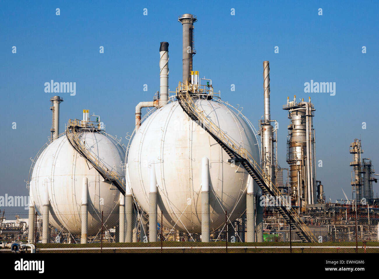 Sferica serbatoio gas farm in una raffineria di petrolio. Foto Stock