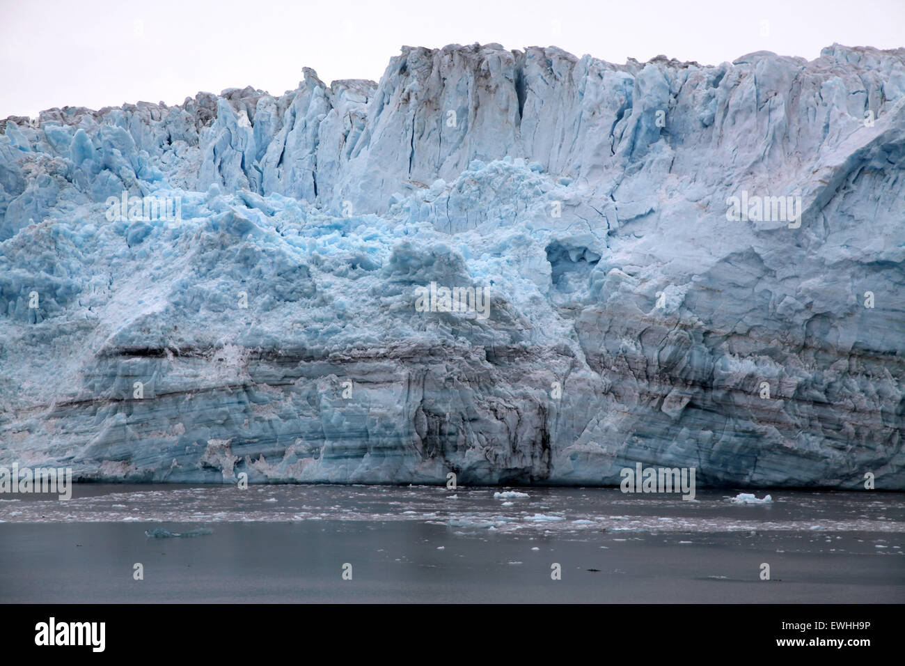 Il ghiacciaio Hubbard forma un piede 400 scogliera sul suo terminale con il mare. Un altro 800 piedi del ghiacciaio si trova sotto l'acqua! Foto Stock