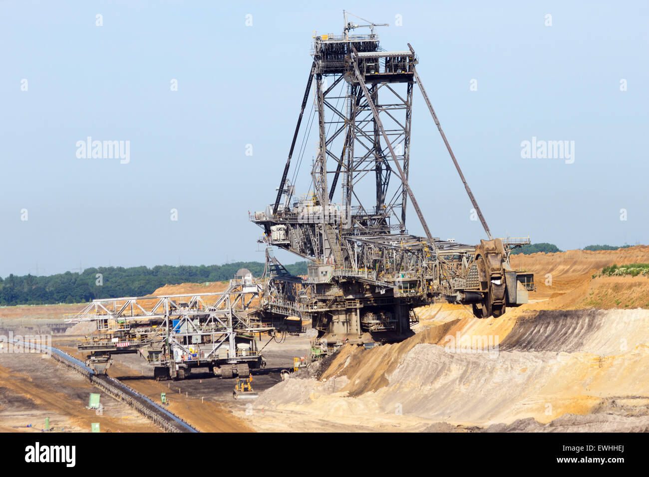 Benna Escavatore a ruote in un carbone marrone miniera a cielo aperto. Foto Stock