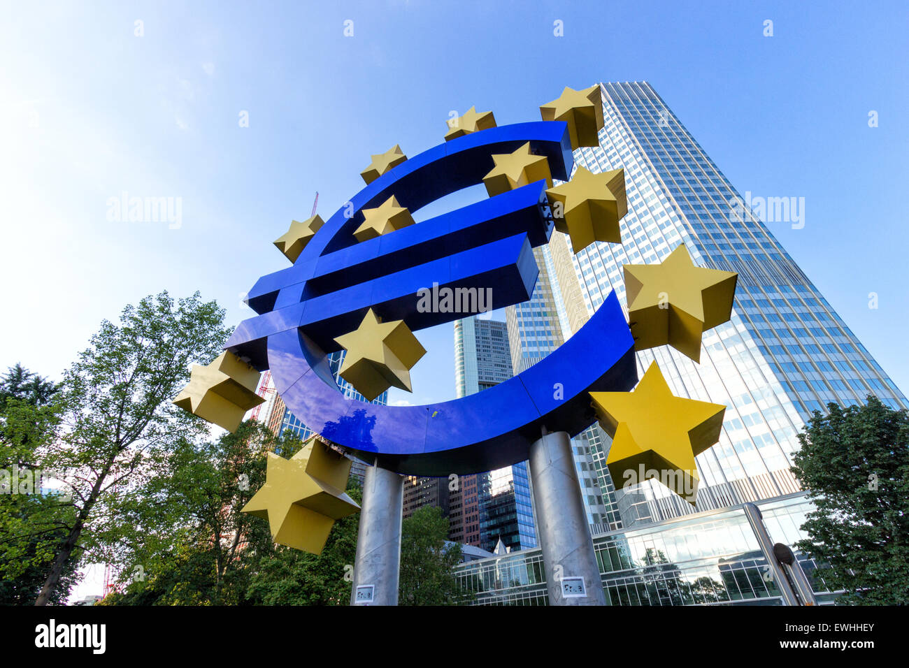 Simbolo dell'euro al di fuori della Banca centrale europea a Francoforte in Germania. Foto Stock