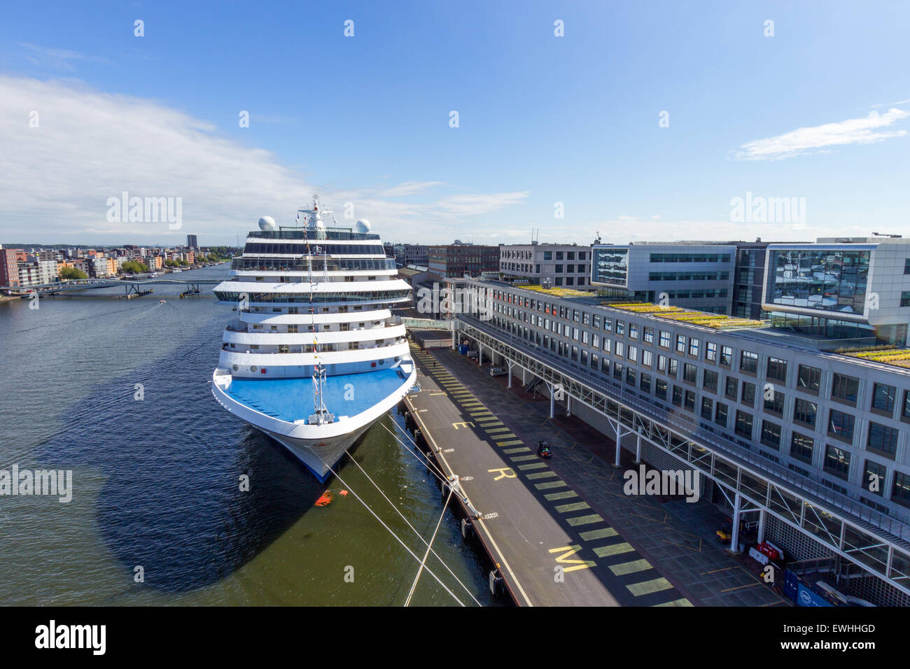 La nave di crociera è ormeggiata al Terminal Passeggeri Amsterdam (PTA Foto  stock - Alamy