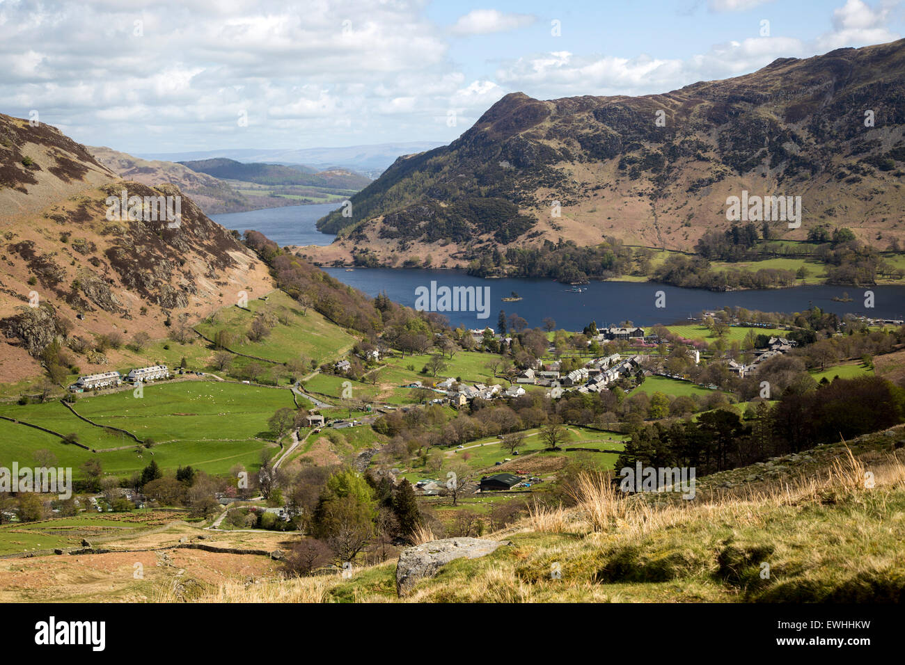 Vista del lago Ullswater e Glenridding village, Lake District, Cumbria, England, Regno Unito Foto Stock
