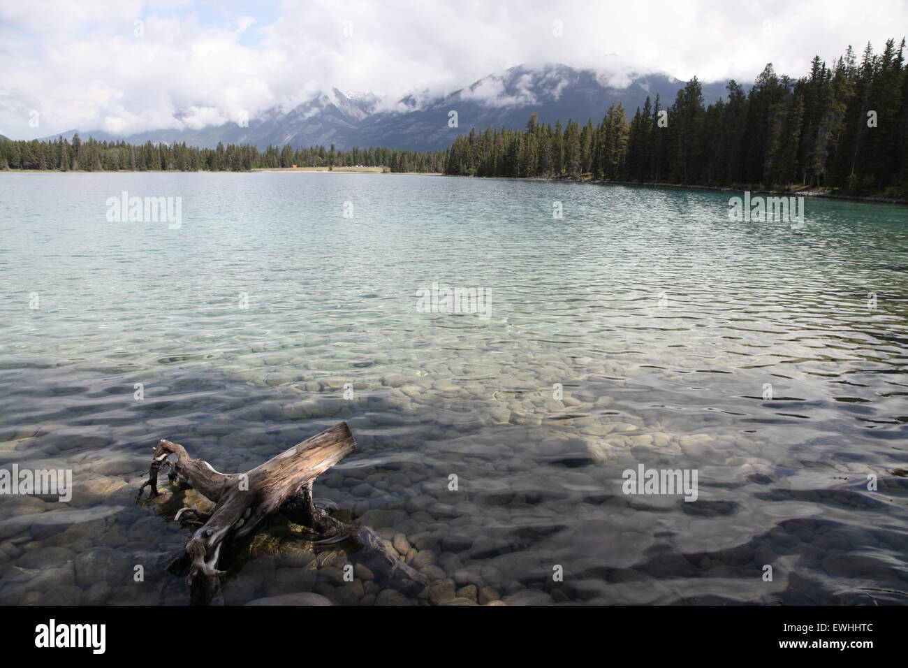 Un tranquillo e sereno Lago nelle Montagne Rocciose Canadesi Foto Stock