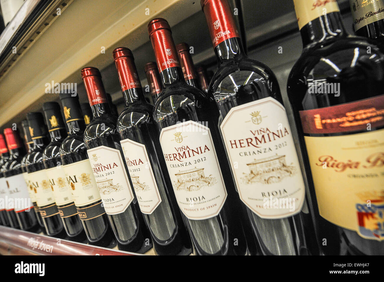 Bottiglie di vino in un supermercato . Foto Stock