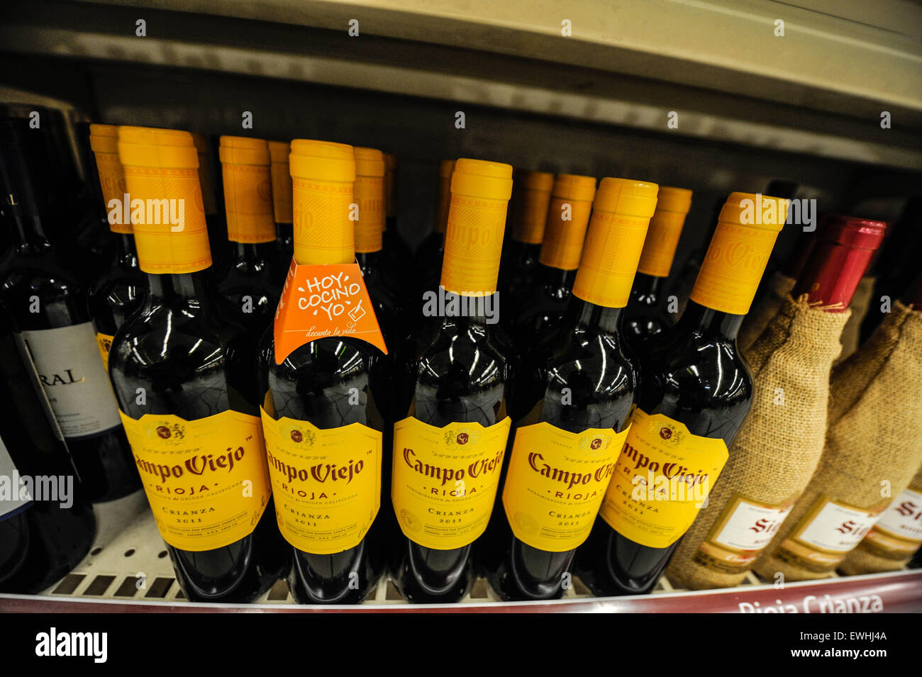 Bottiglie di vino in un supermercato . Botellas de vino en el super mercado Foto Stock