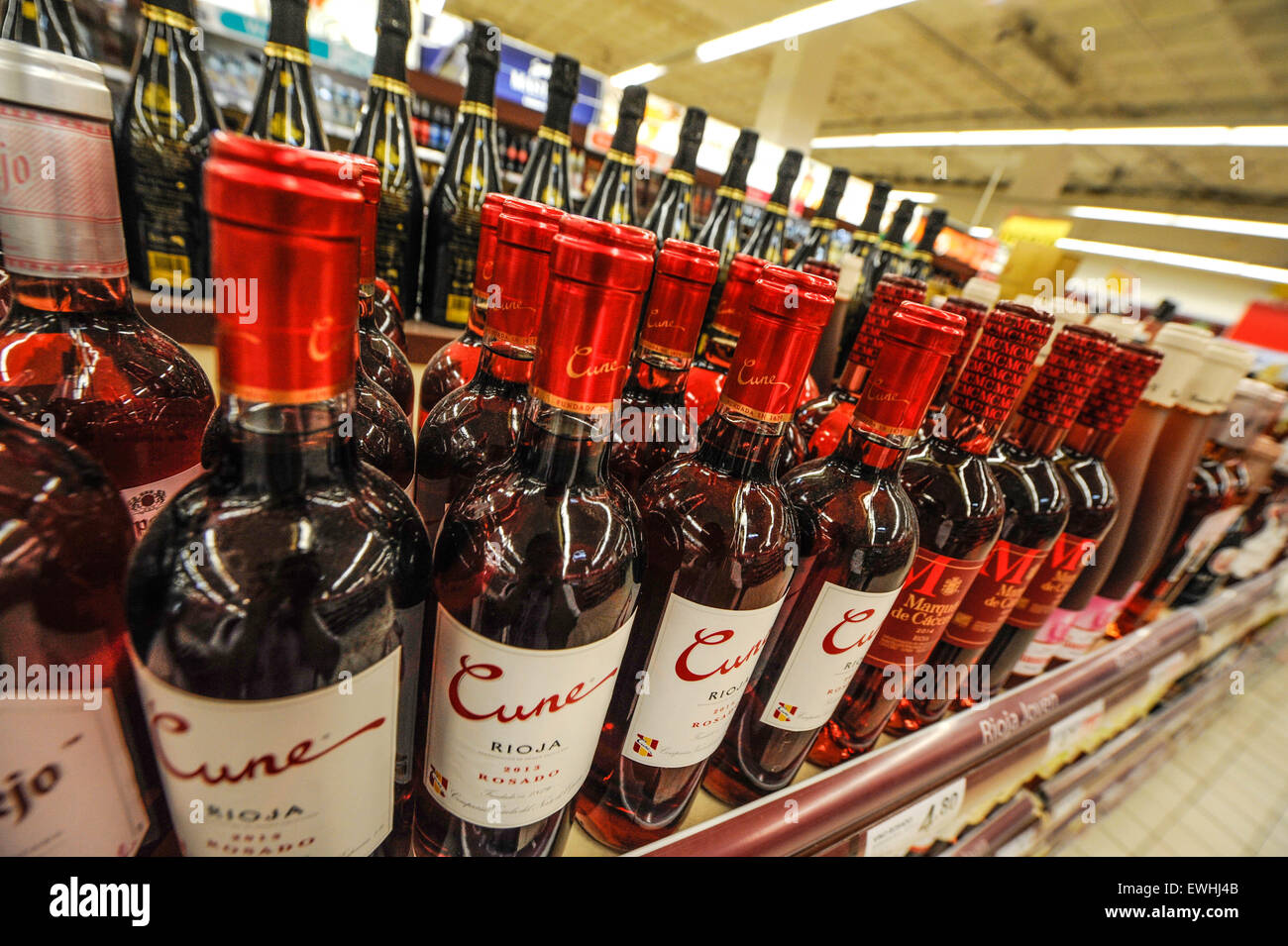 Bottiglie di vino in un supermercato . Botellas de vino en el super mercado Foto Stock