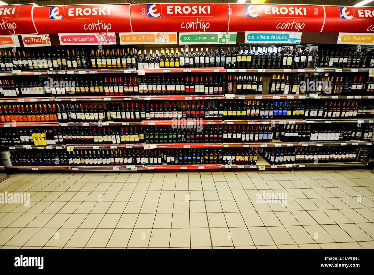 Bottiglie di vino in un supermercato . Botellas de vino en el super mercado Foto Stock