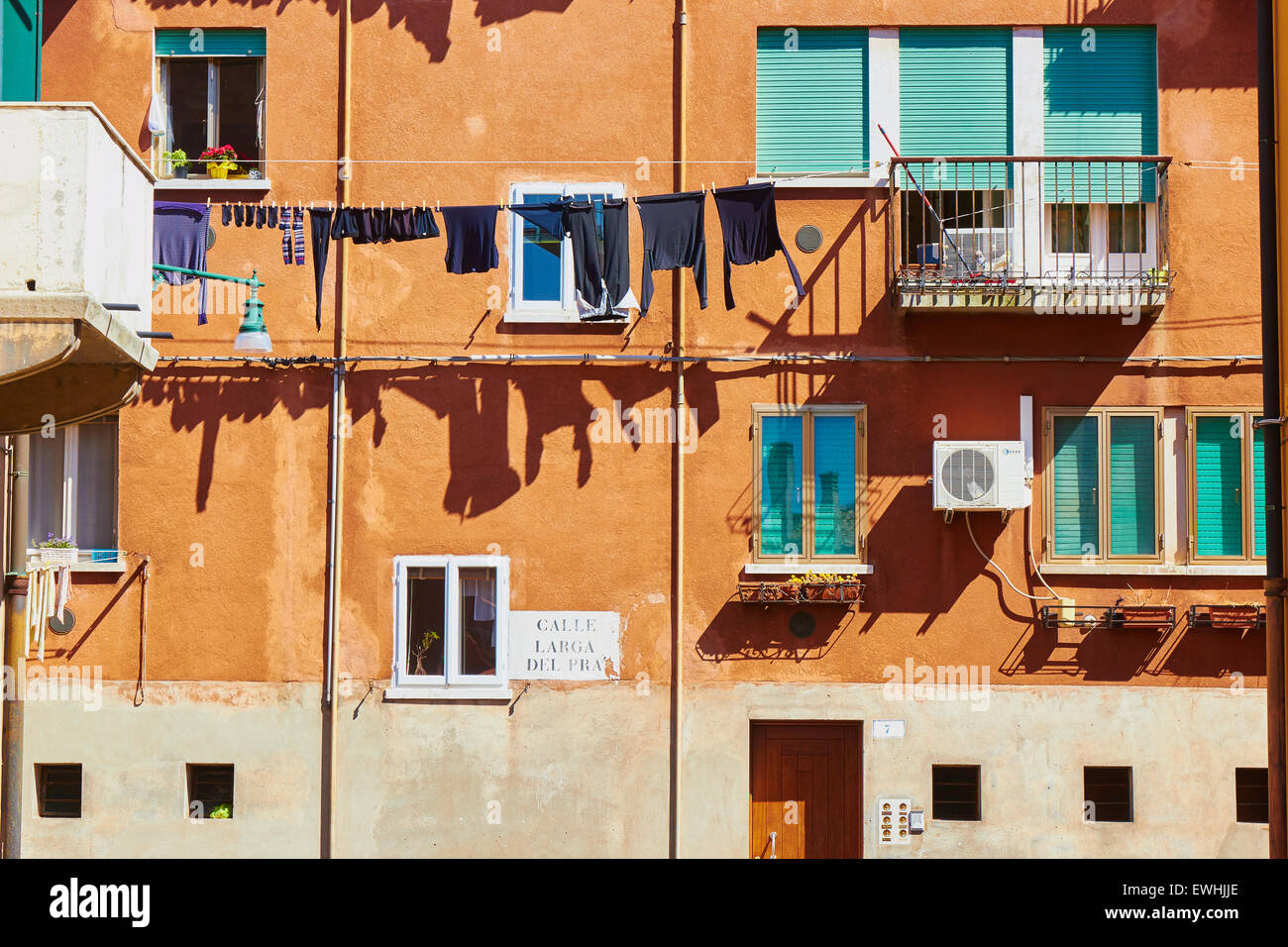 Lavare le finestre e i balconi di Murano blocco appartamento Laguna di Venezia Veneto Italia Europa Foto Stock