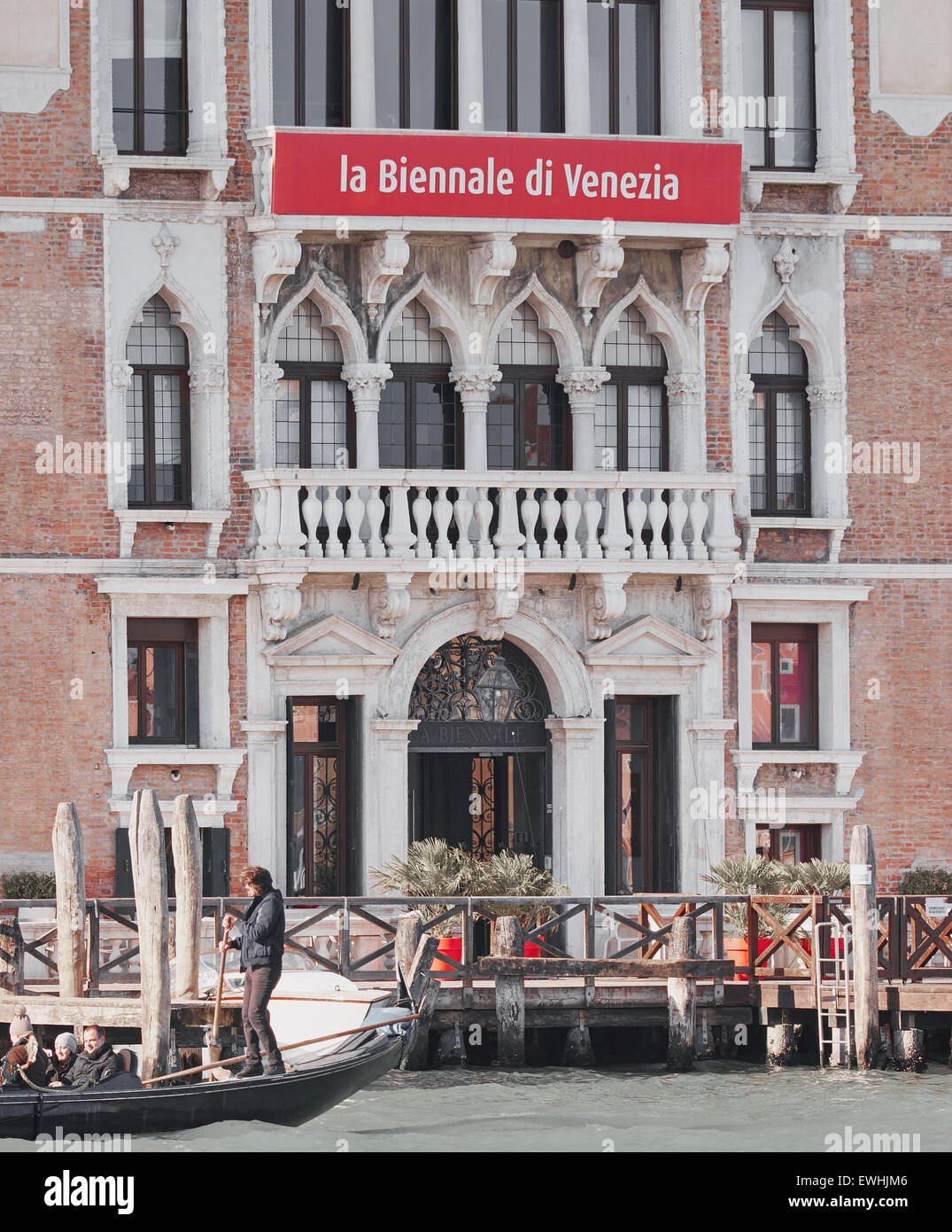 Biennale di Venezia segno su un palazzo sul Canal Grande con la gondola in primo piano Veneto Italia Europa Foto Stock