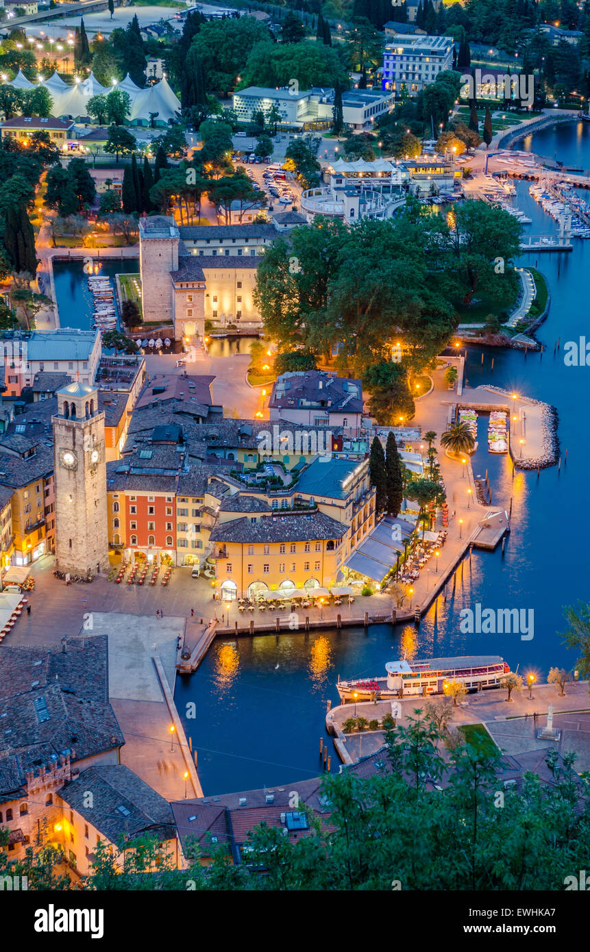 Il lago di Garda e la città di Riva del Garda, Italia (blu ora) Foto Stock