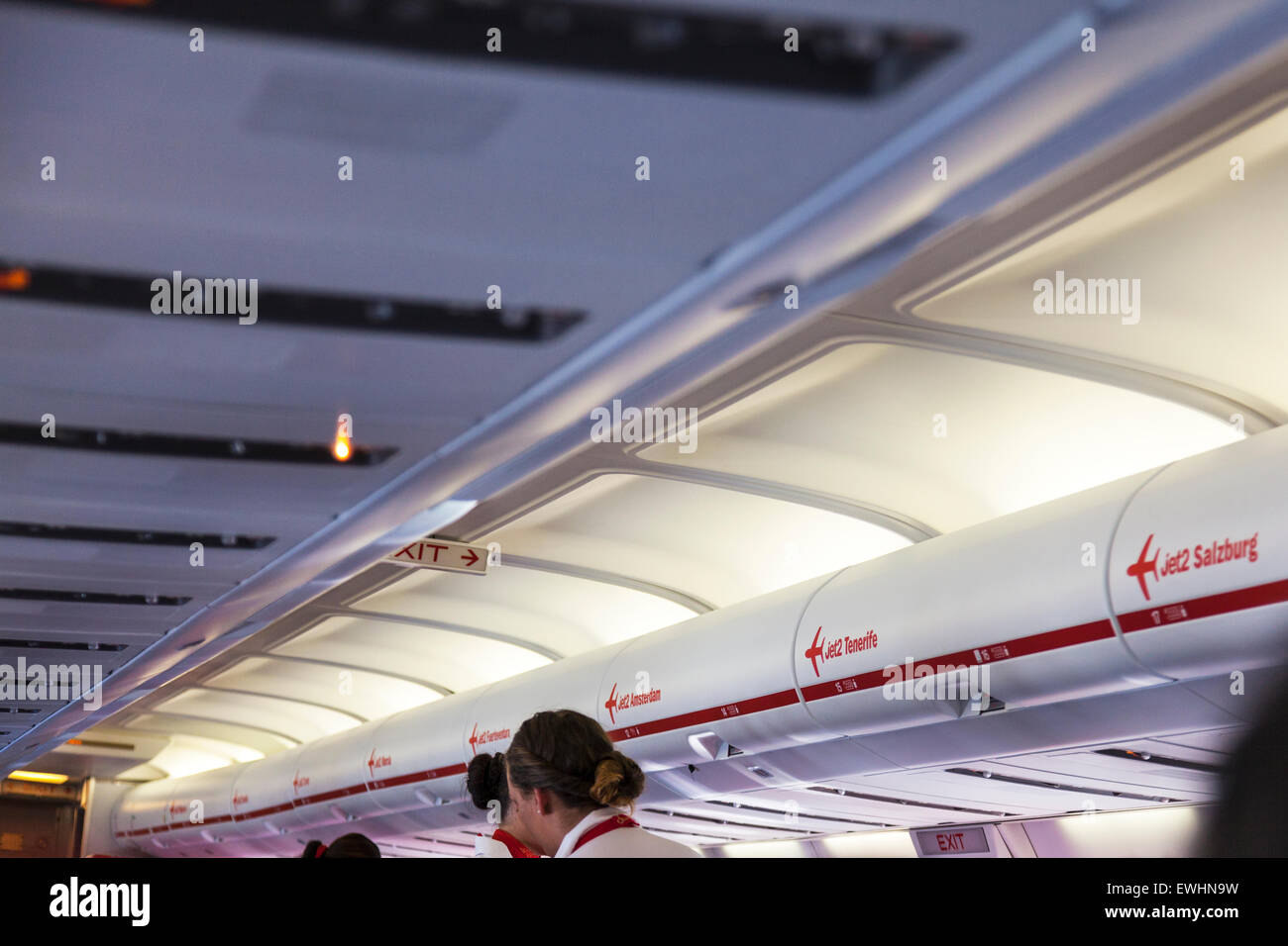 Jet2 airlines compagnia aerea all'interno interni cabina equipaggio overhead segni nome località piano aereo Foto Stock