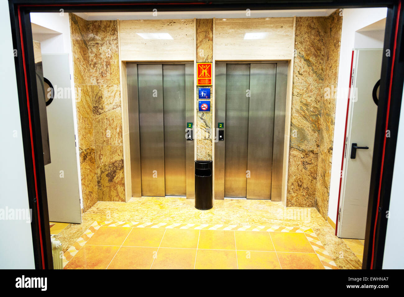 Ascensore porte chiuse di sollevamento ascensori ascensori hotel due piani 2 chiuso Foto Stock