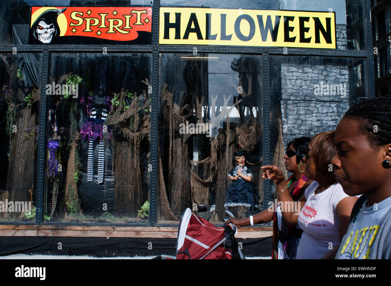 Halloween. Una vetrina decorata in uno dei boutique nel East Village. In questo quartiere ci sono una varietà di gotico negozi di abbigliamento, schiavitù, tatuaggi, ecc. Questo è dove la Madonna ha vissuto quando si trasferì a New York per la prima volta. Foto Stock