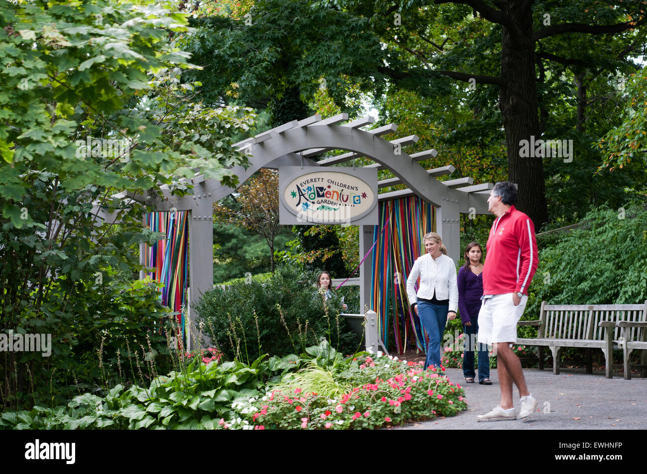 Everett Avventura per bambini Giardino. Giardino botanico di New York. Il colored streamers presso il cancello anteriore dell'Everett Childr Foto Stock