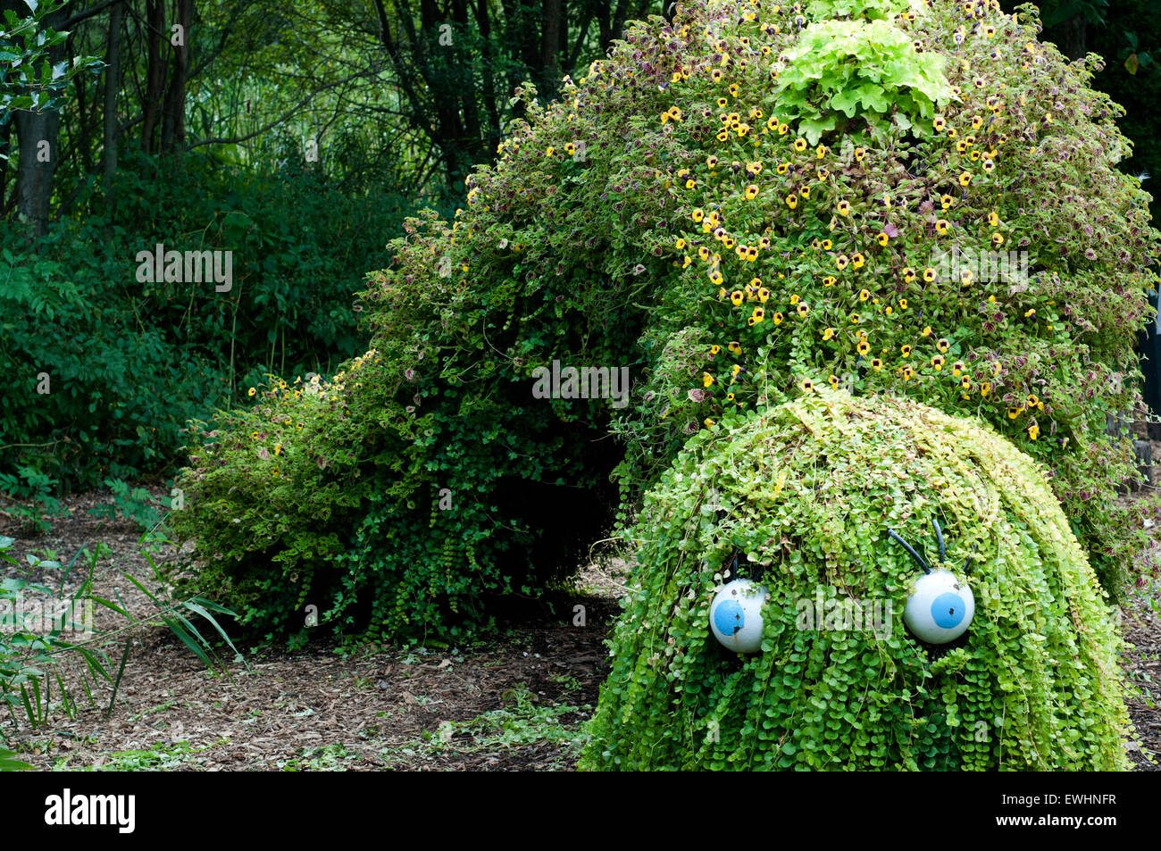 Everett Avventura per bambini Giardino. Giardino botanico di New York. Il colored streamers presso il cancello anteriore dell'Everett Childr Foto Stock