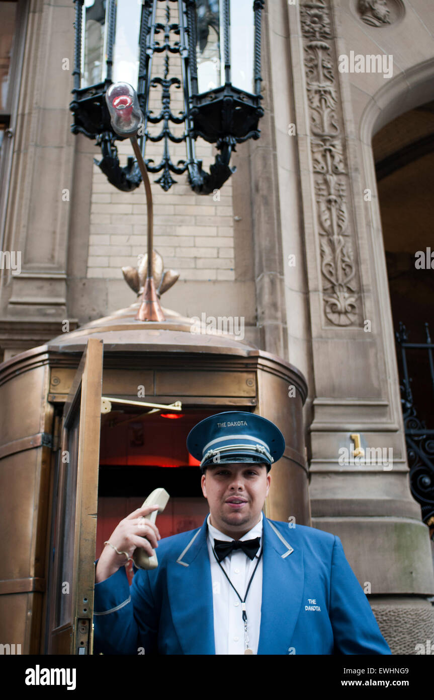 Costruzione di receptionist Dakota. 1 West 72esima Strada. Si tratta di un blocco di appartamenti costruito nel 1884 dallo stesso studio di architettura che ha progettato il Plaza Hotel, che è, Henry Janeway Hardenbergh. Qui John Lennon ha vissuto ed è stato assassinato all'entrata dell'edificio nel 1980, oltre a sua moglie Yoko Ono è ancora abitante dell'azienda. L'edificio ha visto anche alcuni film come "Devil's semi." è oggi uno dei più desiderabile enclave della città. Foto Stock