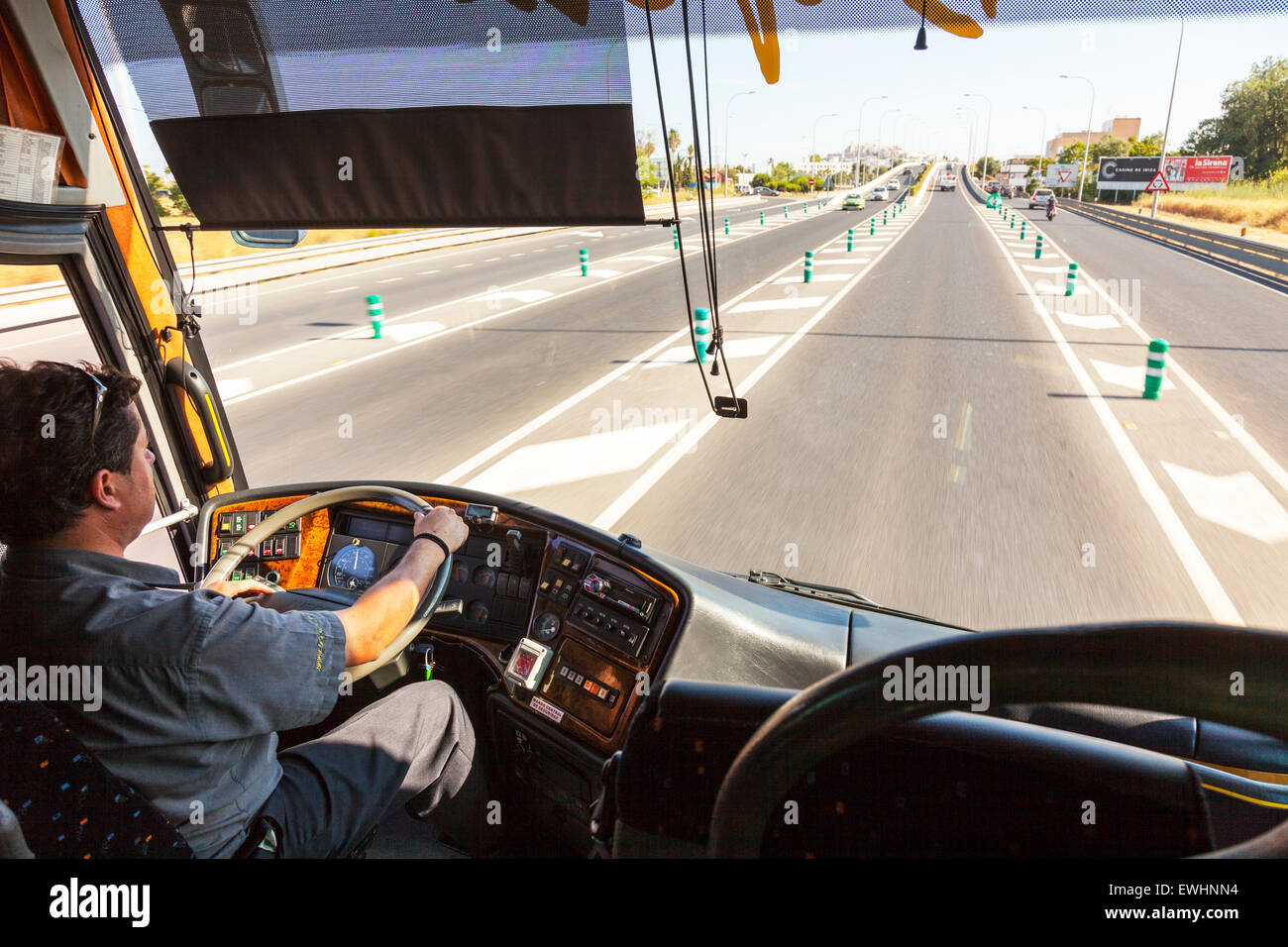 Il conducente del bus BUS DI GUIDA E20 autostrada Ibiza spagna strade su strada viaggiando resort spagnolo Foto Stock