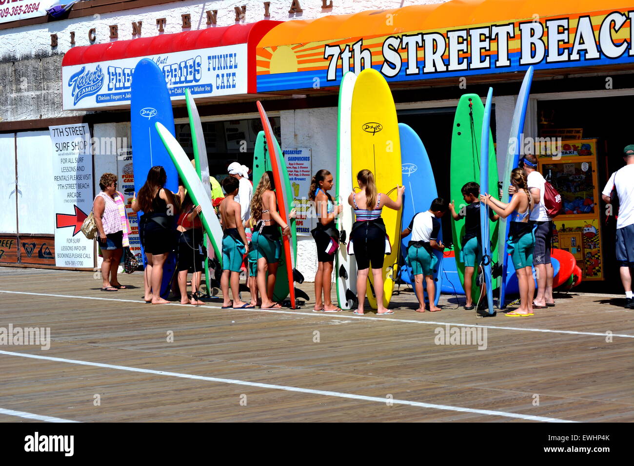 6/25 Ocean City, New Jersey usa i bambini ottenere pronto per una lezione di surf al Boardwalk su 6,25 in Ocean City, New Jersey Foto Stock