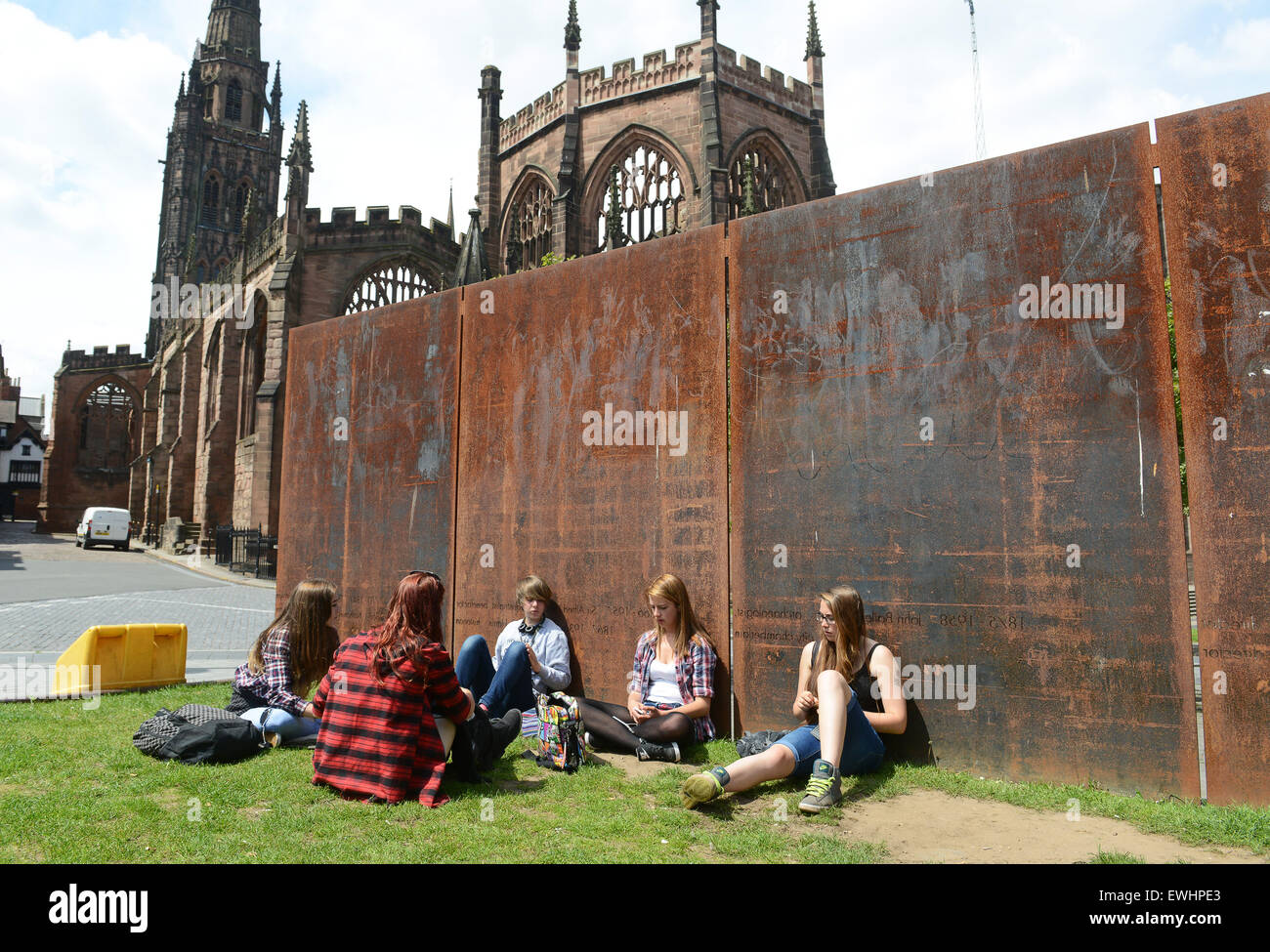 Ragazzi giovani adolescenti giovani ragazze appendere fuori a Coventry Regno Unito 2015 Foto Stock