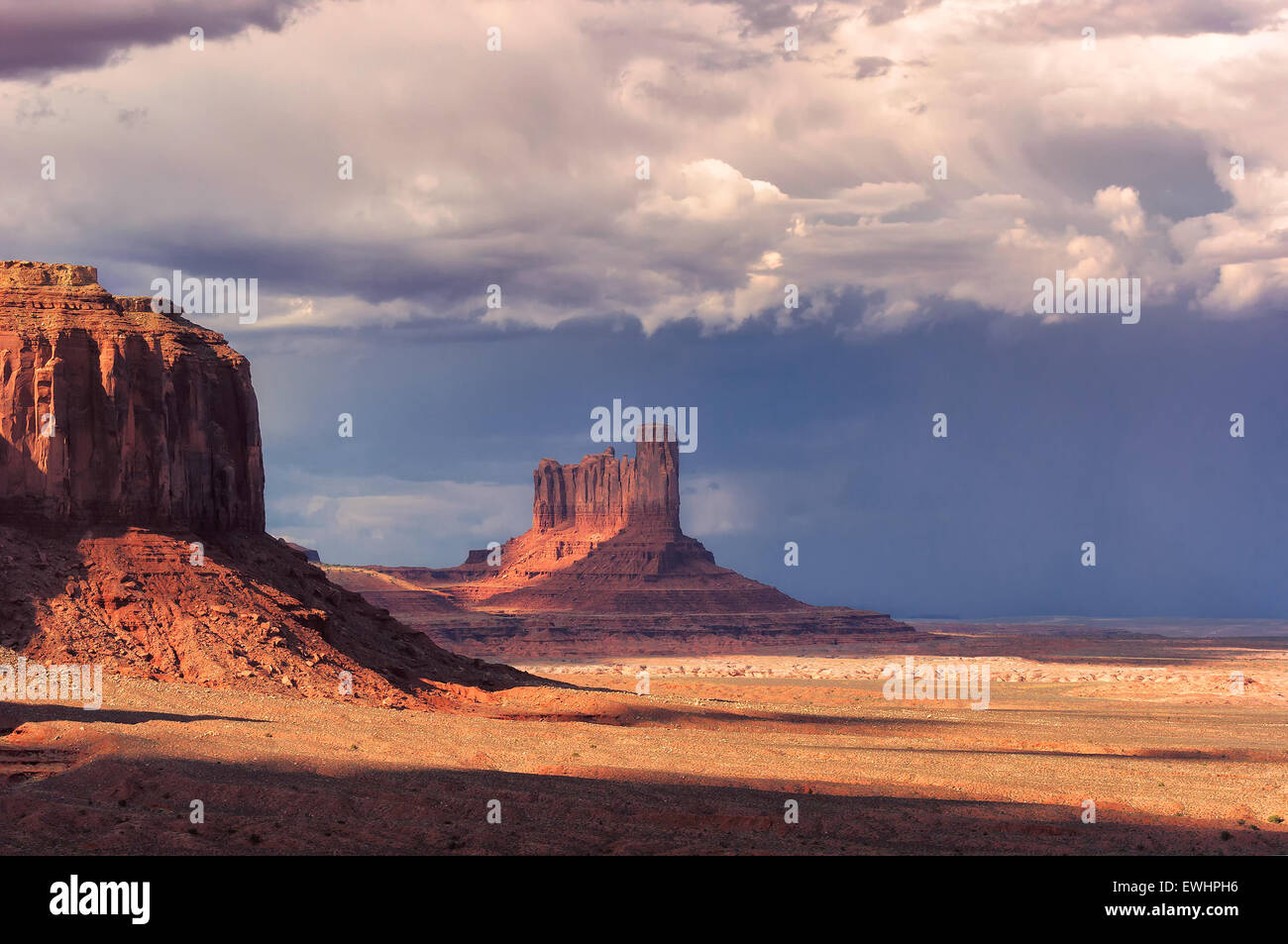 Thunderclouds oltre alla Monument Valley sul tramonto, Arizona Foto Stock