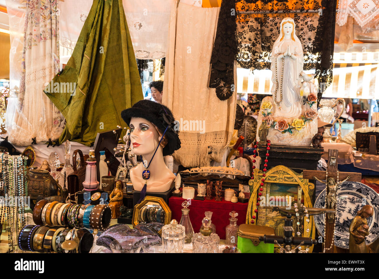 Mercato delle pulci situato di fronte la Cattedrale di Barcellona, in Catalogna, Spagna Foto Stock