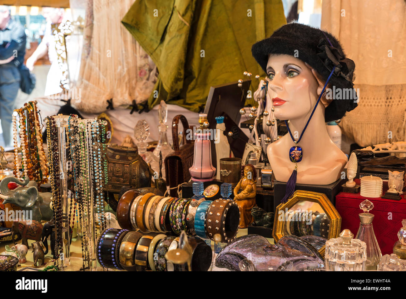 Mercato delle pulci situato di fronte la Cattedrale di Barcellona, in Catalogna, Spagna Foto Stock