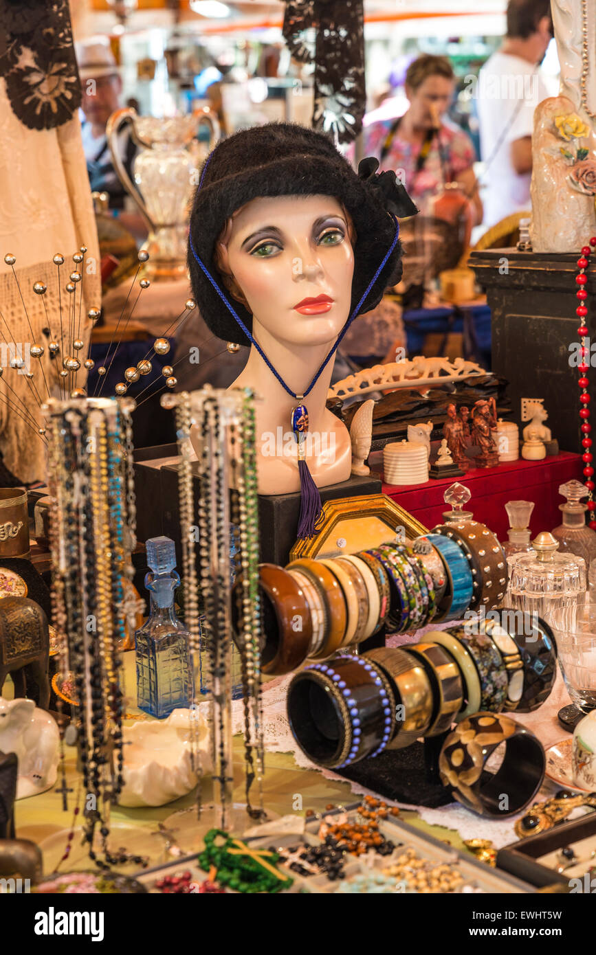 Mercato delle pulci situato di fronte la Cattedrale di Barcellona, in Catalogna, Spagna Foto Stock