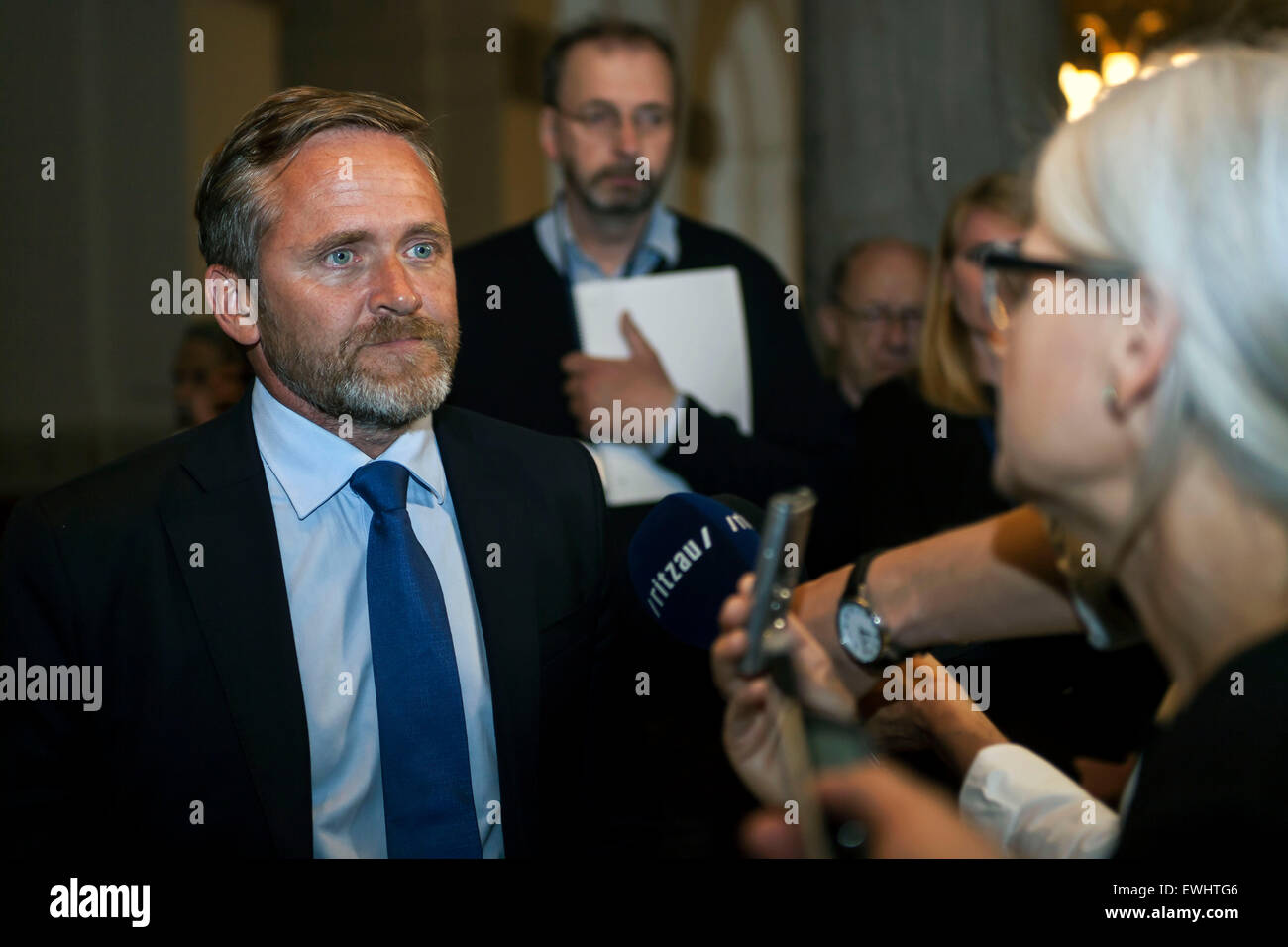 Copenhagen, Danimarca. Il 26 giugno, 2015. Anders SAMUELSEN, il gruppo del Partito europeo dei liberali Aliance, parla alla stampa prima che la sua serata incontro con Lars Loekke Rasmussen (Venstre, leggere: TheLiberal's) circa un possibile governo di coalizione Credit: OJPHOTOS/Alamy Live News Foto Stock