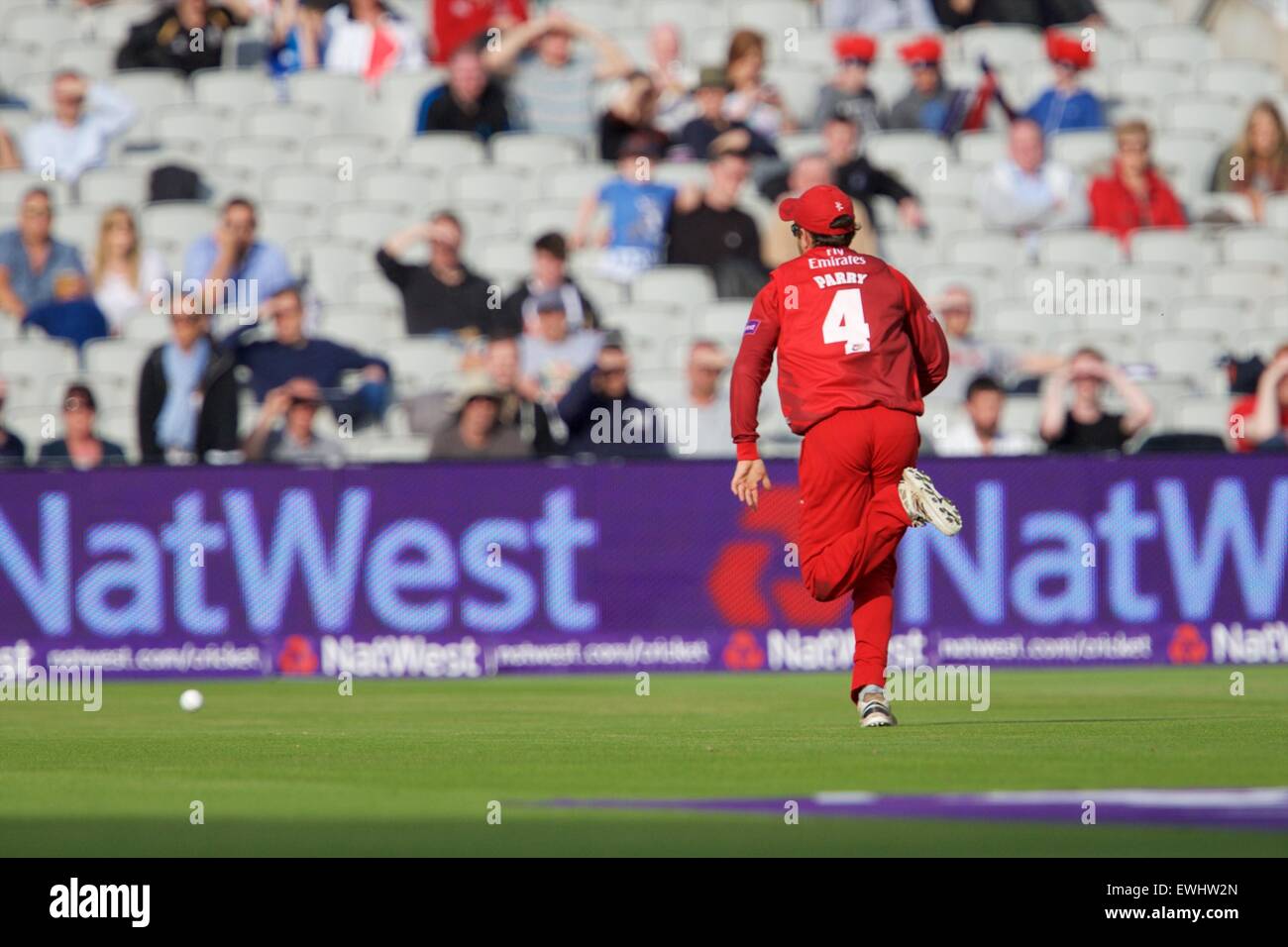 Manchester, Regno Unito. Il 26 giugno, 2015. Natwest T20 Blast. Lancashire fulmine rispetto a Birmingham orsi. Lancashire Lightning bowler Stephen Parry insegue giù una palla verso il confine. Credito: Azione Sport Plus/Alamy Live News Foto Stock