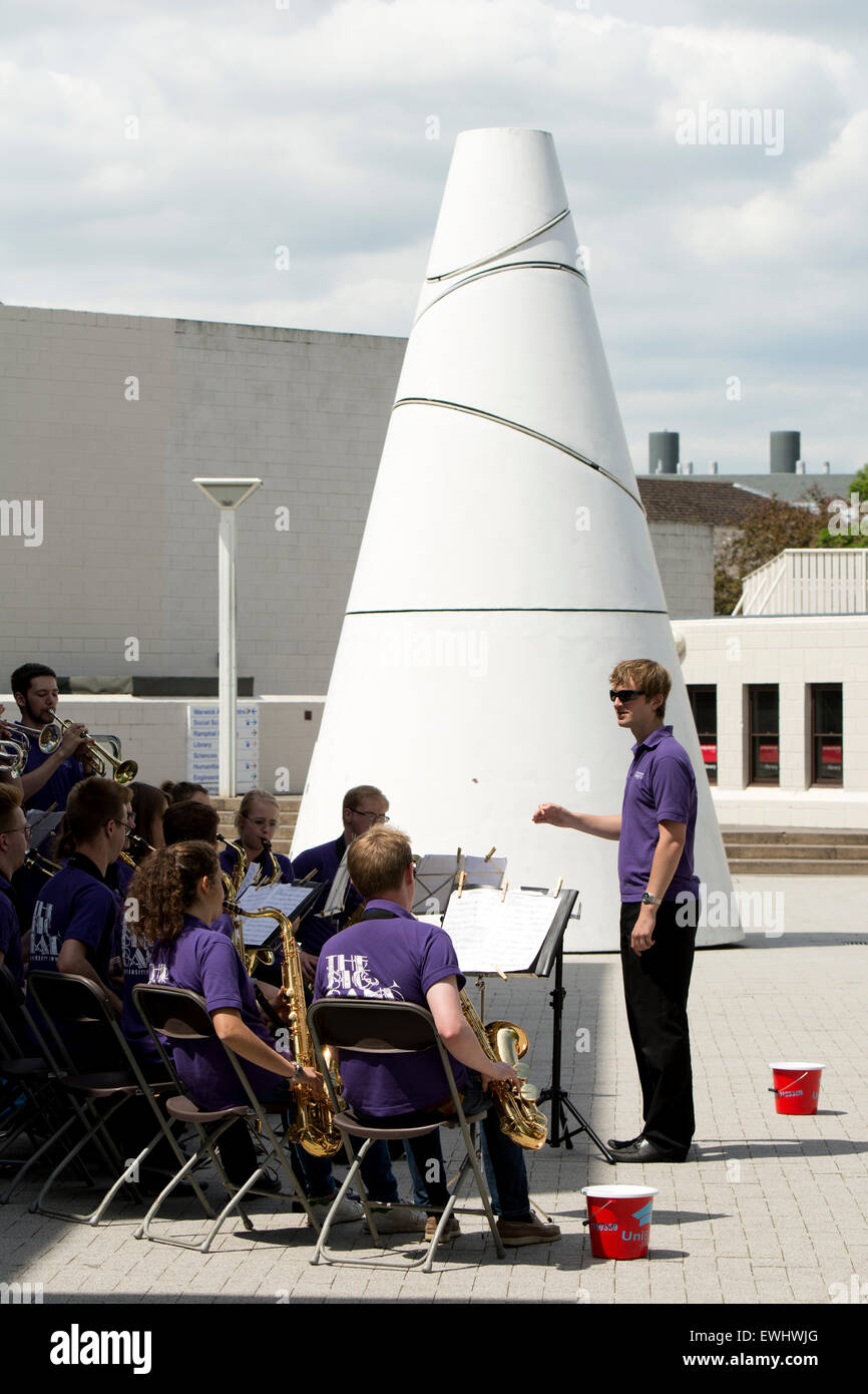 Warwick University Big Band che suona dal Koan sul campus universitario, Coventry, Regno Unito Foto Stock