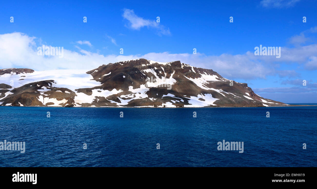 Una frammentaria della coperta di neve montagna in Antartide Foto Stock