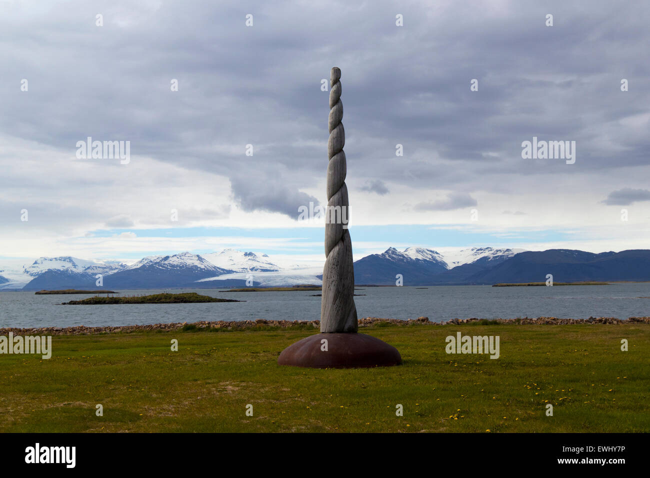 Narwhal horn brosmio a forma di scultura in legno sul lungomare a Hofn Islanda Foto Stock