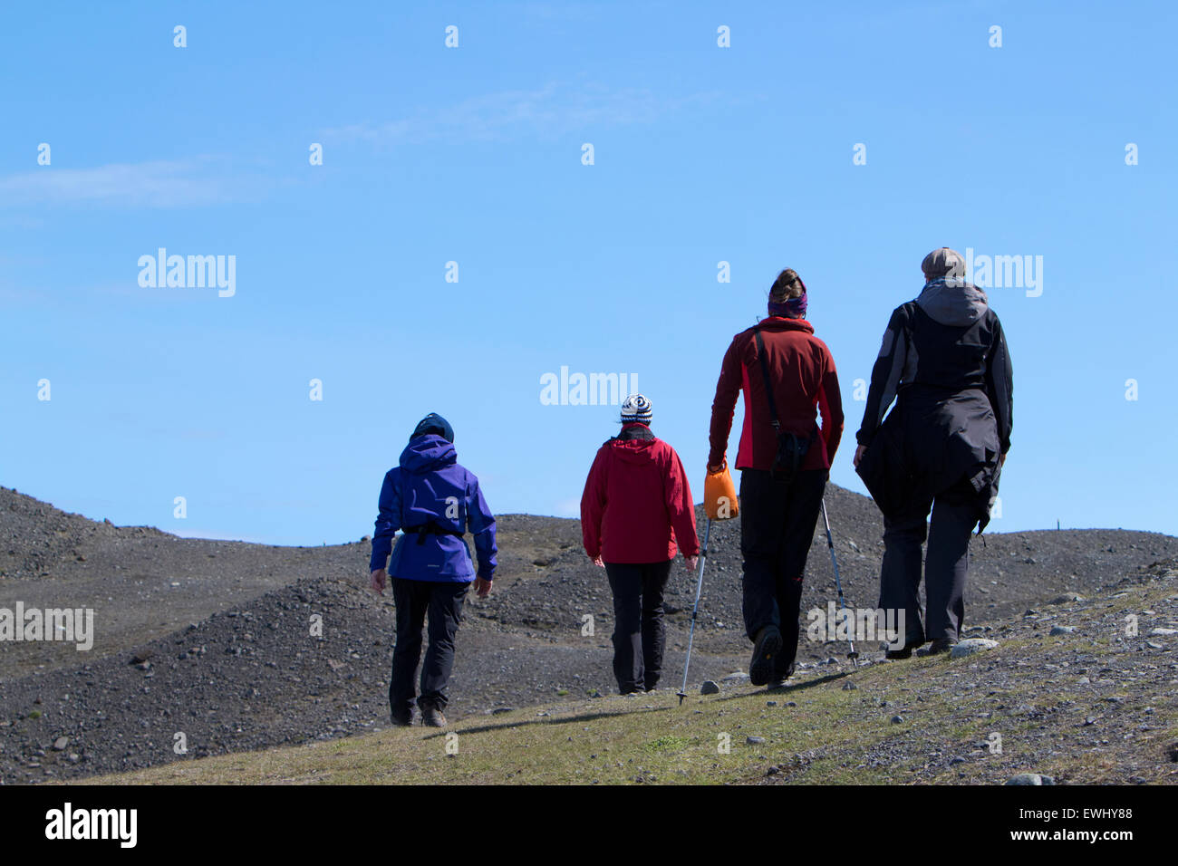 Medio di età compresa tra i turisti a piedi gruppo presso Jokulsarlon laguna glaciale Islanda Foto Stock