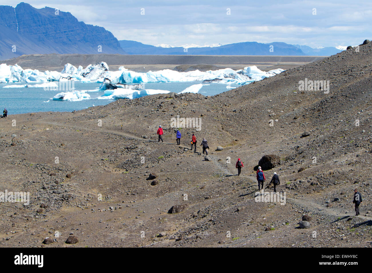 Medio di età compresa tra i turisti a piedi percorso designato a Jokulsarlon laguna glaciale Islanda Foto Stock