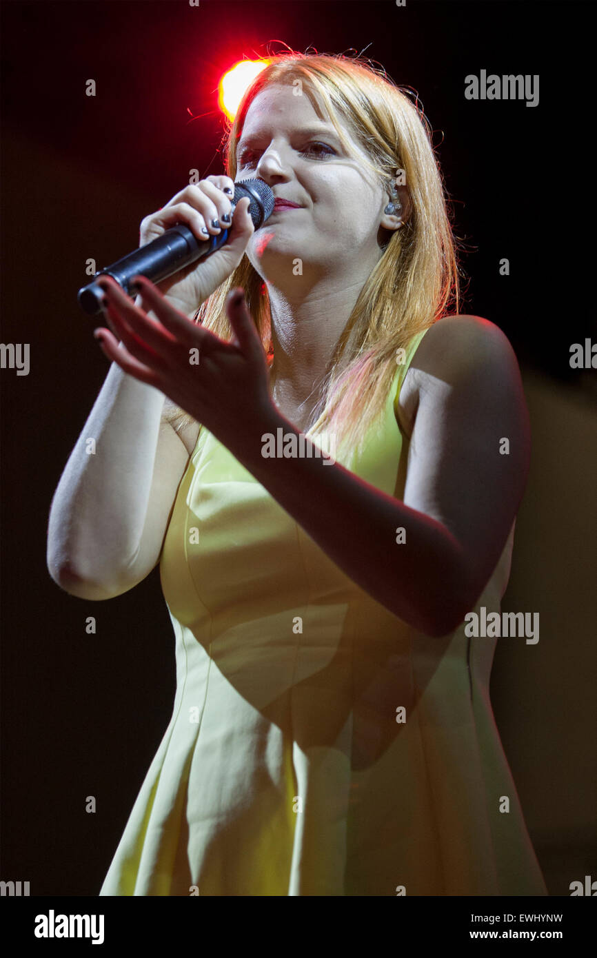 Napoli, Italia. Il 25 giugno, 2015. Chiara (alias Chiara Galiazzo), italiano cantautore, esegue con la sua band, vivere in mostra d'Oltremare di Napoli durante il suo straordinario tour. © Emanuele Sessa/Pacific Press/Alamy Live News Foto Stock