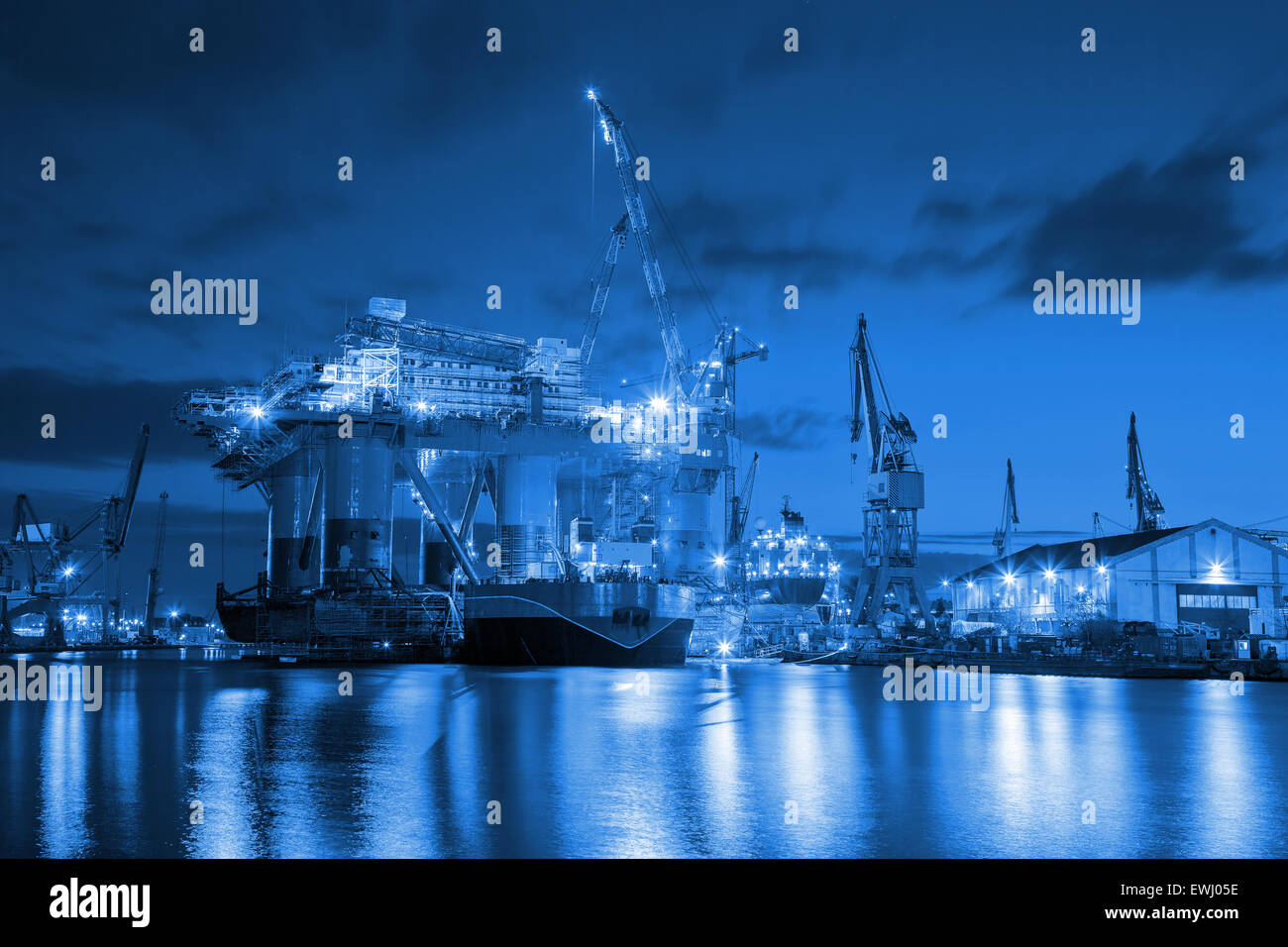 Oil Rig di notte nel cantiere navale - industria concetto. Foto Stock