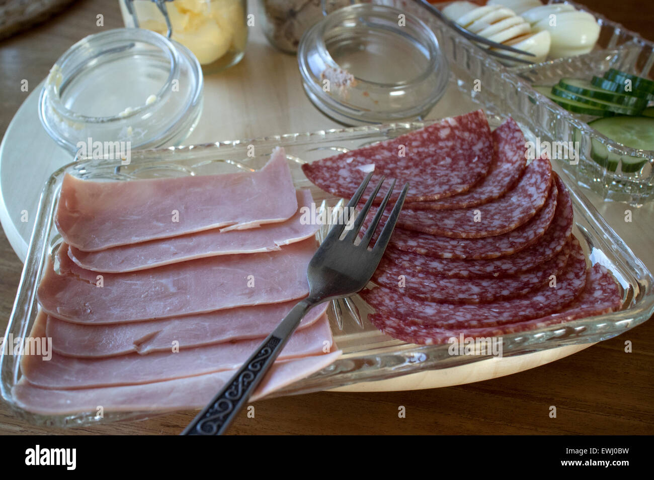 Selezione di salumi prosciutti e salami come parte di una prima colazione continentale in una guesthouse Islanda Foto Stock