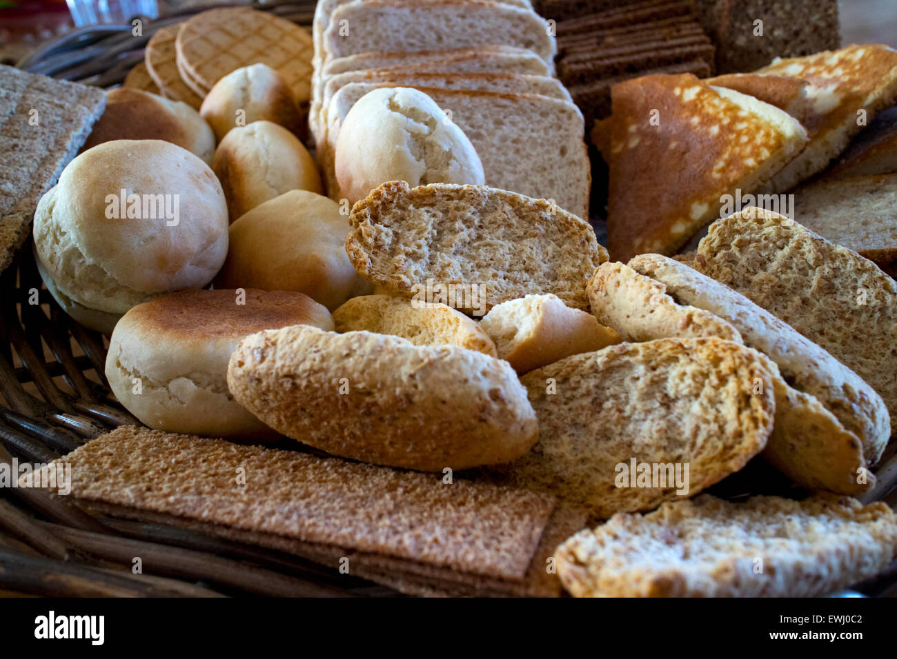 Selezione dei paesi nordici e islandese di pane steso su un tavolo in Islanda Foto Stock
