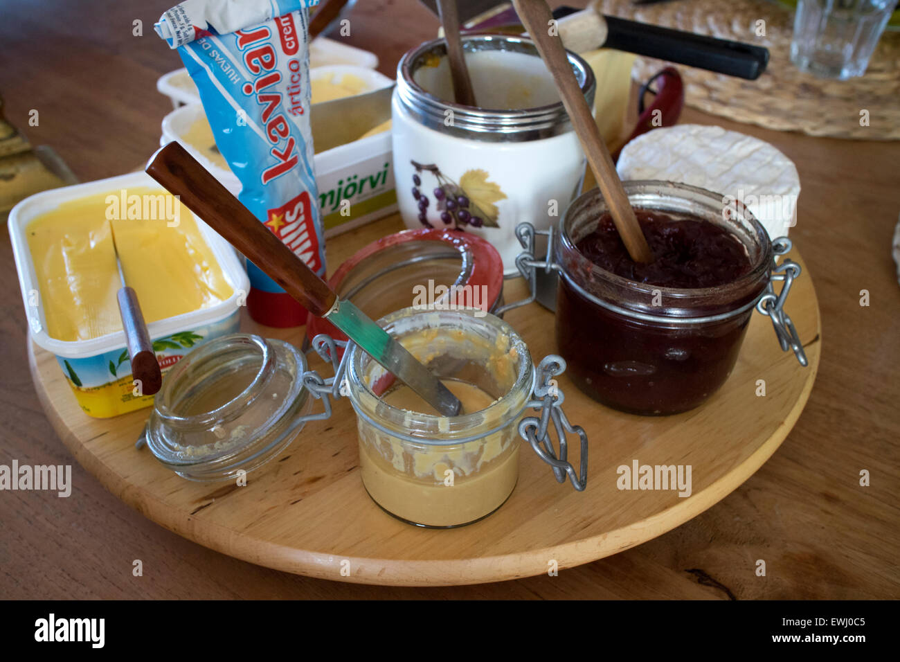 Selezione di formaggi e si diffonde per colazione in una guest house Islanda Foto Stock