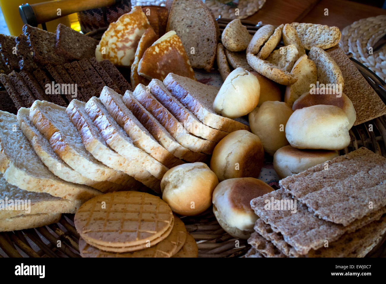 Selezione dei paesi nordici e islandese di pane steso su un tavolo in Islanda Foto Stock