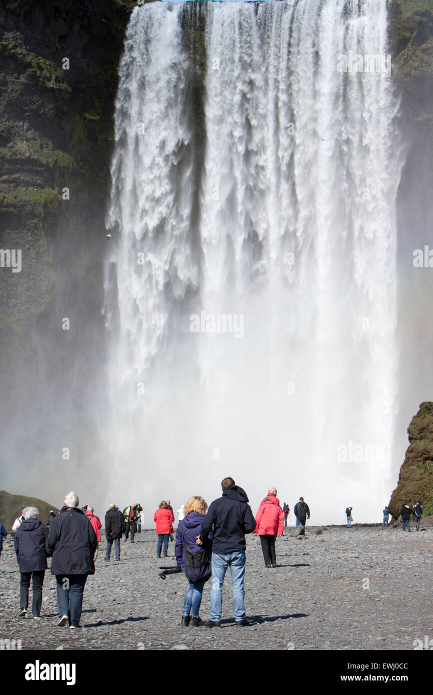 La folla di turisti a cascata skogafoss in Islanda Foto Stock