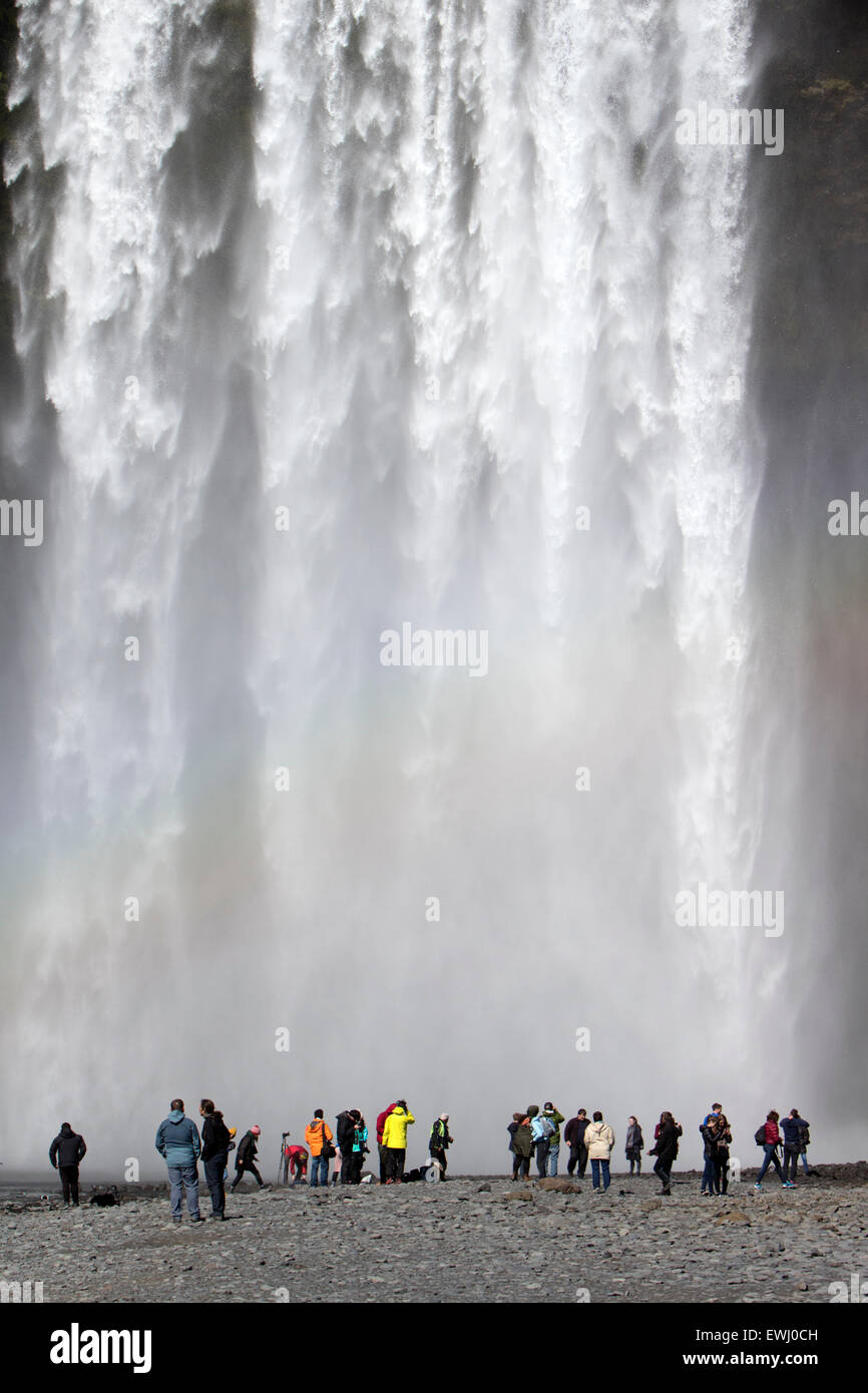 La folla di turisti a cascata skogafoss in Islanda Foto Stock