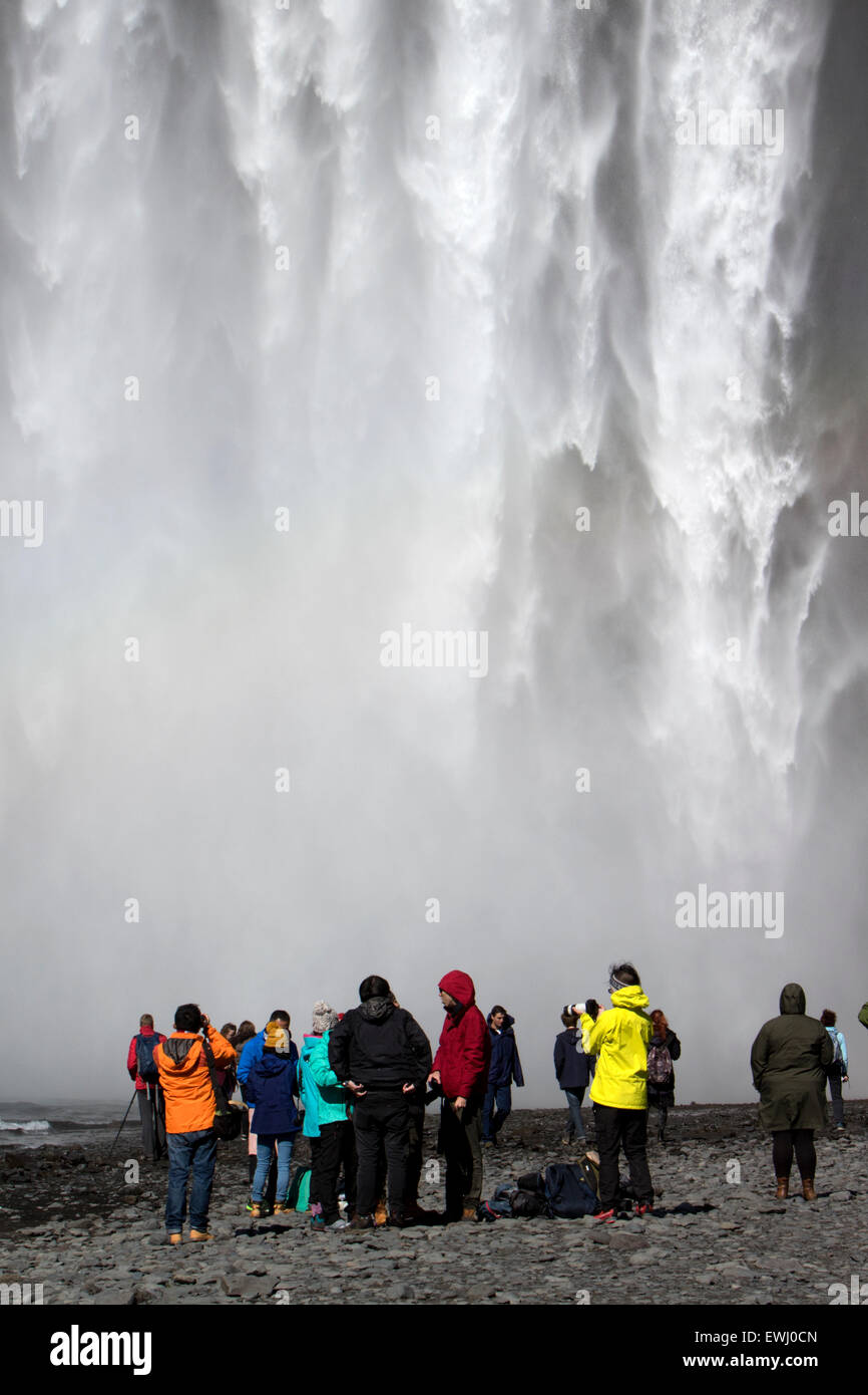 La folla di turisti a cascata skogafoss in Islanda Foto Stock