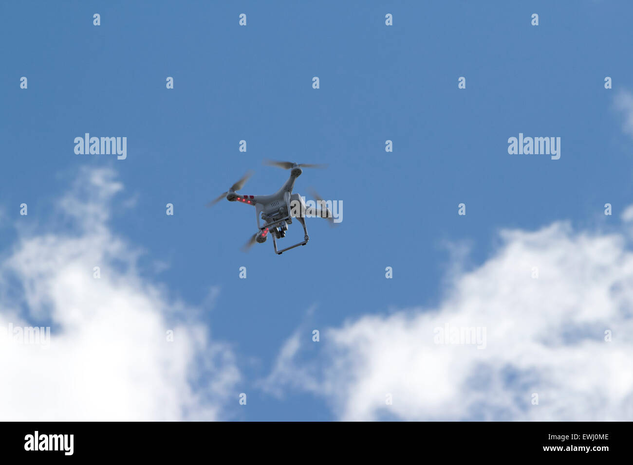 Dji phantom drone remoto telecamera battenti contro il cielo blu Foto Stock