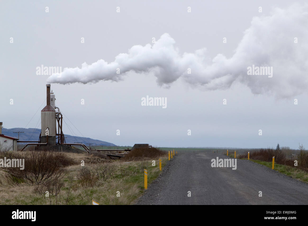 Piccola comunità rurale energia geotermica impianto insufflazione di vapore su rurale strada di ghiaia sud dell'Islanda Foto Stock