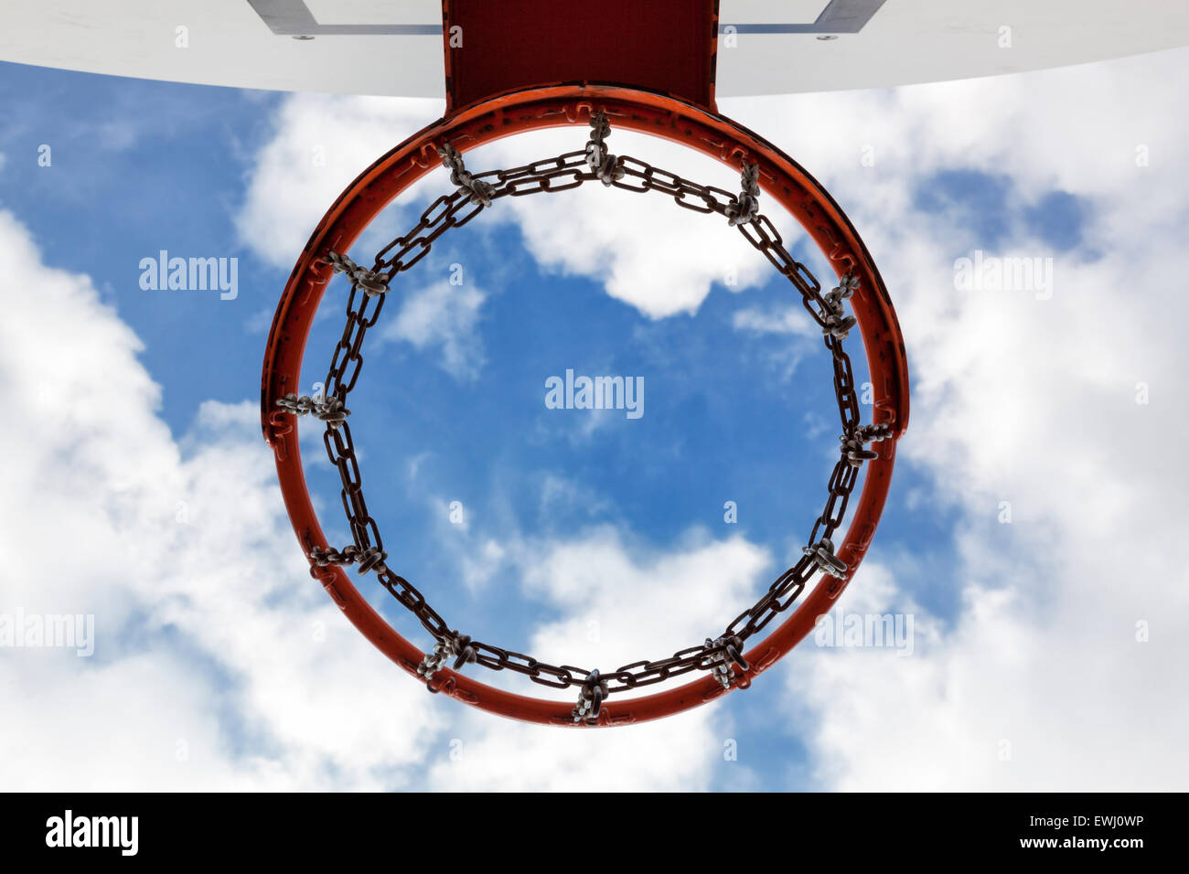 Hoop visto da sotto con un nuvoloso cielo blu come sfondo Foto Stock