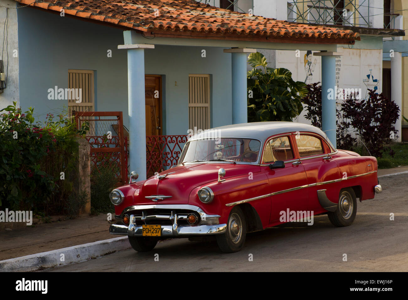 Rosso classico auto parcheggiata di fronte tradizionale casa cubana in Vinales, Cuba Foto Stock