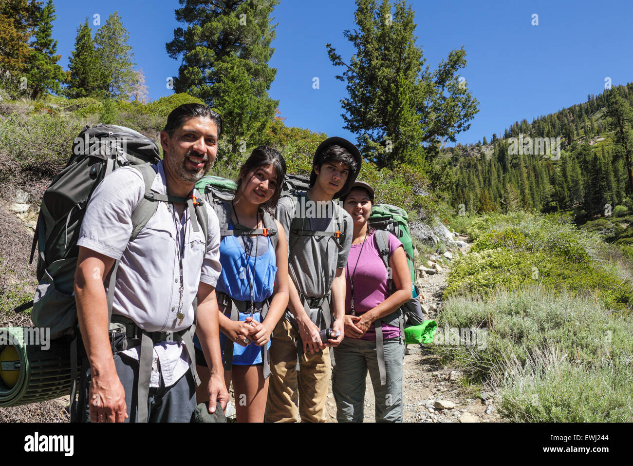 Famiglia escursioni nella Sierra orientale sul sentiero di ritorno dal lago Ediza Foto Stock