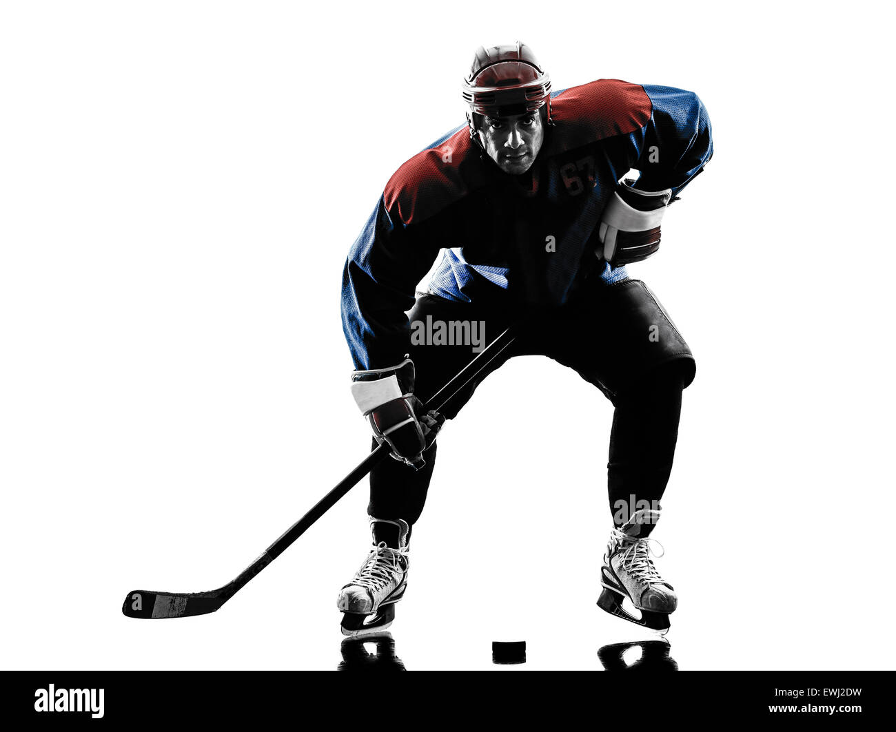 Un uomo caucasico ice hockey player in studio silhouette isolati su sfondo bianco Foto Stock