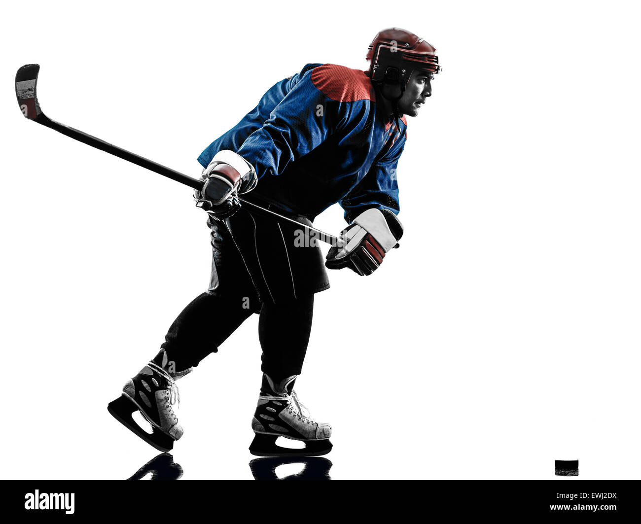 Un uomo caucasico ice hockey player in studio silhouette isolati su sfondo bianco Foto Stock